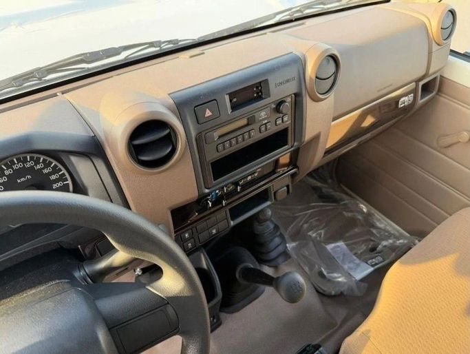 Новый Toyota Land Cruiser 70 Series Рестайлинг 2, 4.0 л, 2025 в Дубае от Al Rawnaq Motors  Белый цвет. GCC | AUTO.AE