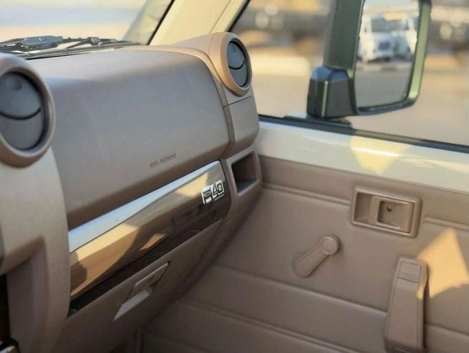 Новый Toyota Land Cruiser 70 Series Рестайлинг 2, 4.0 л, 2025 в Дубае от Al Rawnaq Motors  Белый цвет. GCC | AUTO.AE