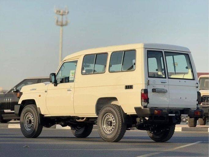 Новый Toyota Land Cruiser 70 Series Рестайлинг 2, 4.0 л, 2025 в Дубае от Al Rawnaq Motors  Белый цвет. GCC | AUTO.AE