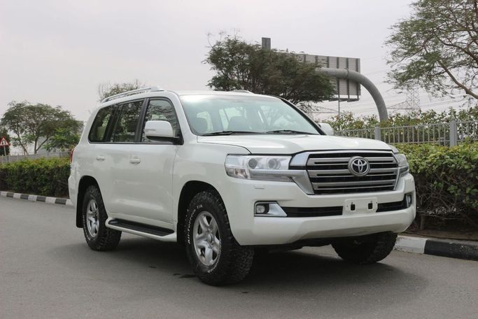 Used Toyota Land Cruiser 200 Series Facelift 2, 4.5 l, 2019 in Dubai by Power Wagon Motors, White color. GCC Specs | AUTO.AE