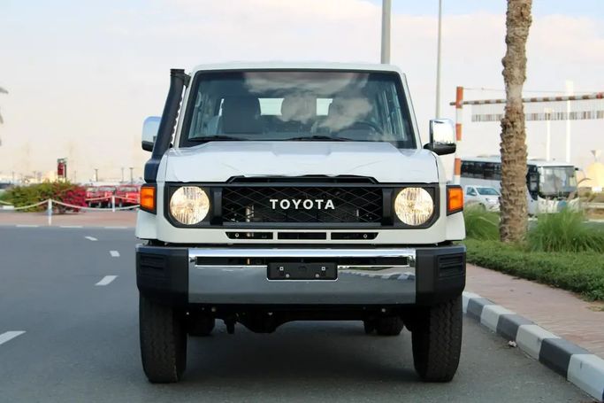 Новый Toyota Land Cruiser 70 Series Рестайлинг 2, 4.5 л, 2024 в Дубае от Wafrah Automotive Fzco Белый цвет. GCC | AUTO.AE