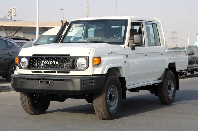 Новый Toyota Land Cruiser 70 Series Рестайлинг 2, 2.8 л, 2025 в Дубае от Wafrah Automotive Fzco Белый цвет.  | AUTO.AE