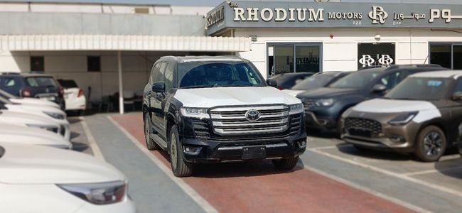 Новый Toyota Land Cruiser 300 Series, 3.3 л, 2025 в Дубае от Rhodium Motors FZE Черный цвет. GCC | AUTO.AE