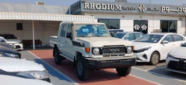 جديدة Toyota Land Cruiser 70 Series 70 Series Facelift 2, 4.2 l, 2025 في في دبي من Rhodium Motors FZE، اللون أبيض. المواصفات الأوروبية | AUTO.AE