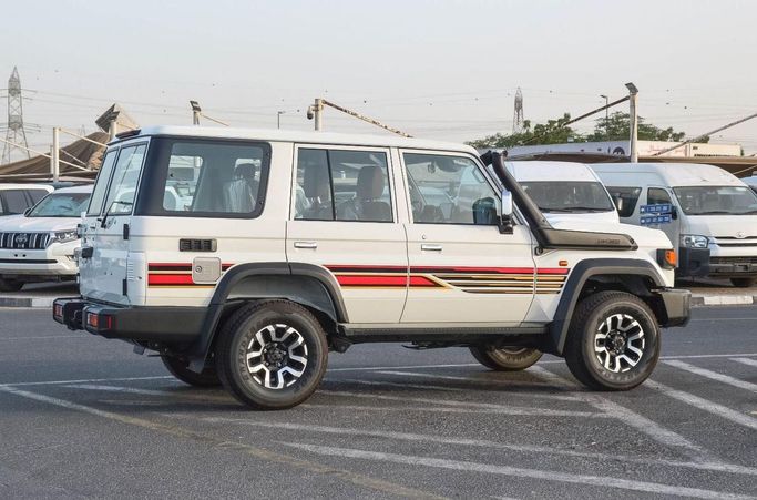 Новый Toyota Land Cruiser 70 Series Рестайлинг 2, 2.8 л, 2025 в Дубае от White motors FZE Белый цвет. GCC | AUTO.AE