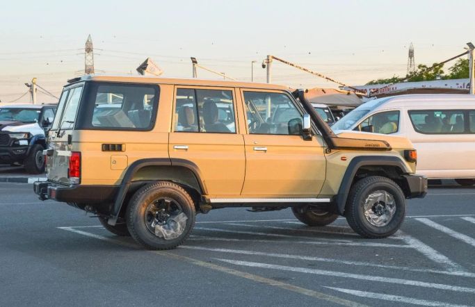 Новый Toyota Land Cruiser 70 Series Рестайлинг 2, 4.0 л, 2025 в Дубае от White motors FZE Бежевый цвет. GCC | AUTO.AE | Объявление #229630