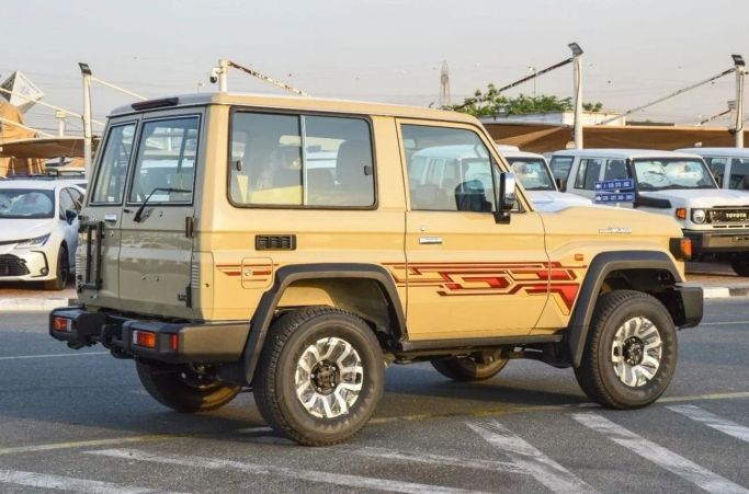 جديدة Toyota Land Cruiser 70 Series 70 Series Facelift 2, 4.0 l, 2024 في في دبي من White motors FZE، اللون بيج. مواصفات الخليج | AUTO.AE