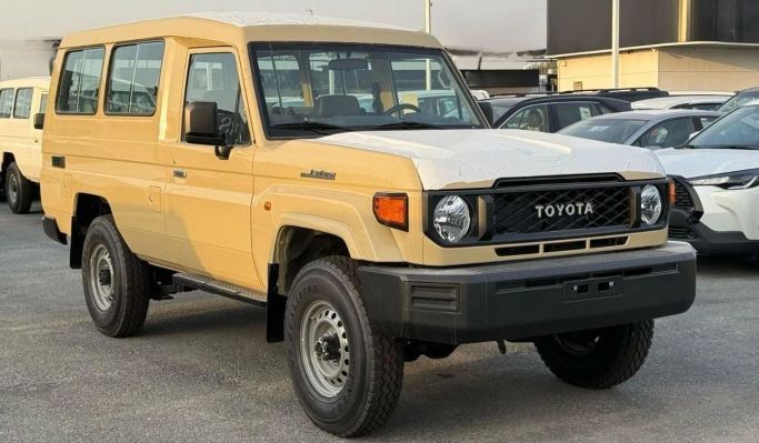 جديدة Toyota Land Cruiser 70 Series 70 Series Facelift 2, 4.0 l, 2025 في في دبي من Gulzar Motors FZE، اللون بيج. مواصفات الخليج | AUTO.AE