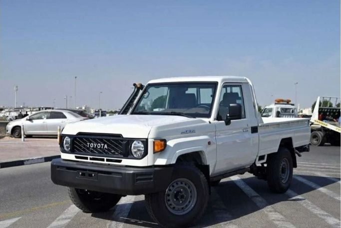 Новый Toyota Land Cruiser 70 Series Рестайлинг 2, 2.8 л, 2024 в Дубае от Gulzar Motors FZE Белый цвет. GCC | AUTO.AE