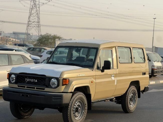 جديدة Toyota Land Cruiser 70 Series 70 Series Facelift 2, 4.0 l, 2025 في في دبي من Rimal Motors FZE، اللون بيج. مواصفات الخليج | AUTO.AE