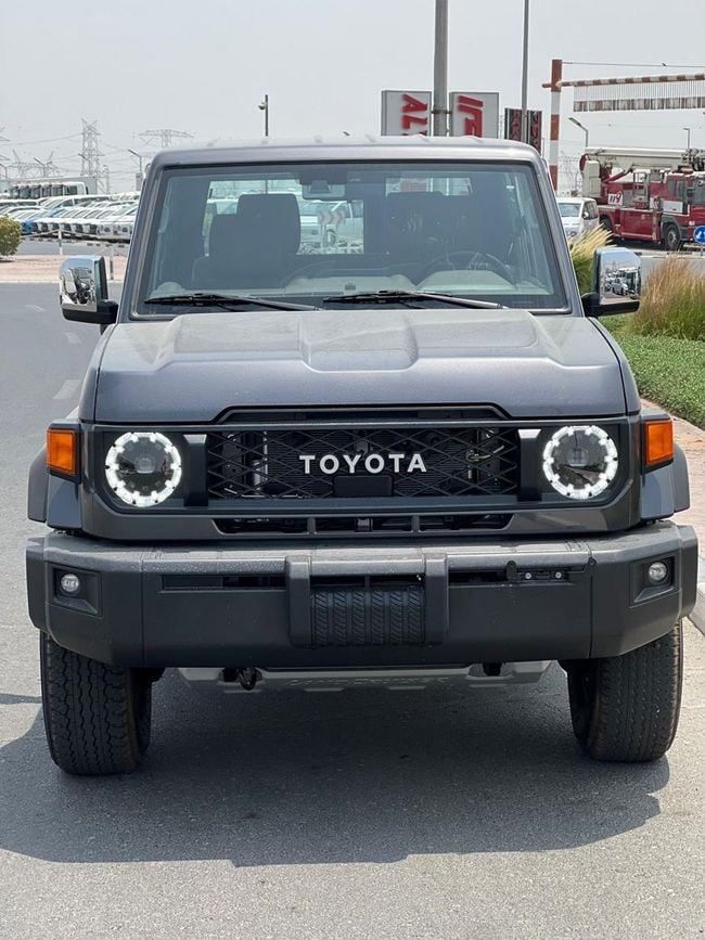 جديدة Toyota Land Cruiser 70 Series 70 Series Facelift 2, 4.0 l, 2025 في في دبي من Rimal Motors FZE، اللون رمادي. مواصفات الخليج | AUTO.AE