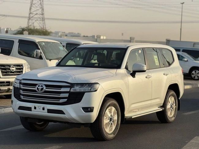 Новый Toyota Land Cruiser 300 Series, 4.0 л, 2025 в Дубае от Rimal Motors FZE Белый цвет. GCC | AUTO.AE