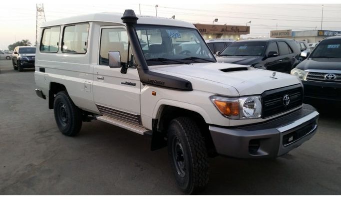 Новый Toyota Land Cruiser 70 Series Рестайлинг 1, 4.5 л, 2023 в Дубае от Fuji King Motors FZCO Белый цвет. GCC | AUTO.AE