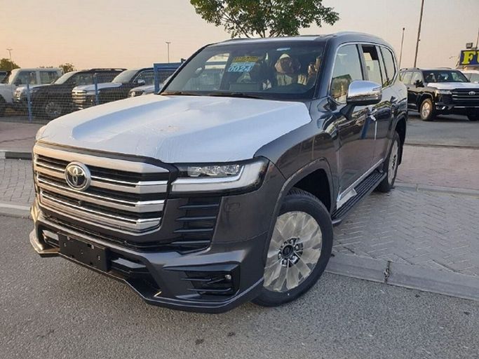 Новый Toyota Land Cruiser 300 Series, 3.3 л, 2024 в Дубае от Fuji King Motors FZCO Серый цвет. GCC | AUTO.AE