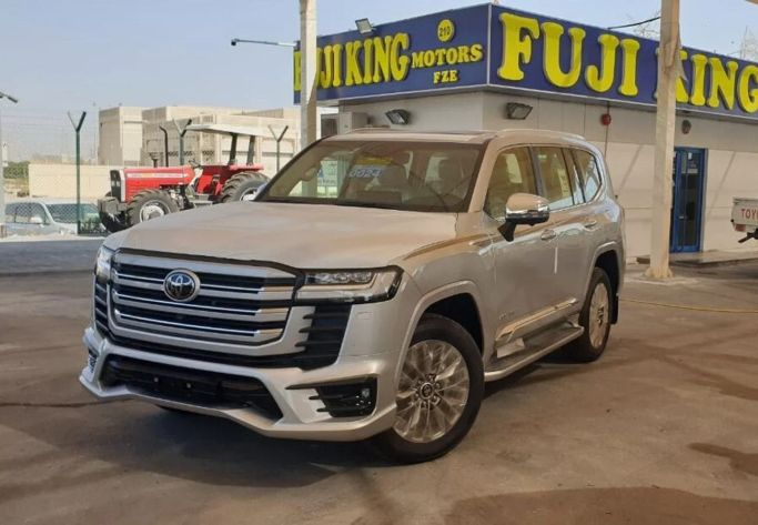 Новый Toyota Land Cruiser 300 Series, 3.4 л, 2025 в Дубае от Fuji King Motors FZCO Серебристый цвет. GCC | AUTO.AE