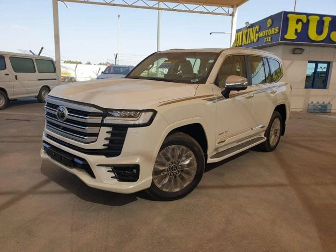 Новый Toyota Land Cruiser 300 Series, 3.4 л, 2025 в Дубае от Fuji King Motors FZCO Белый цвет. GCC | AUTO.AE