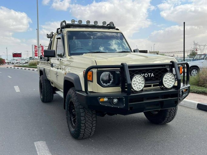 مستعملة Toyota Land Cruiser 70 Series 70 Series Facelift 1, 4.5 l, 2022 في في دبي من Greenway Motors، اللون بيج.  | AUTO.AE