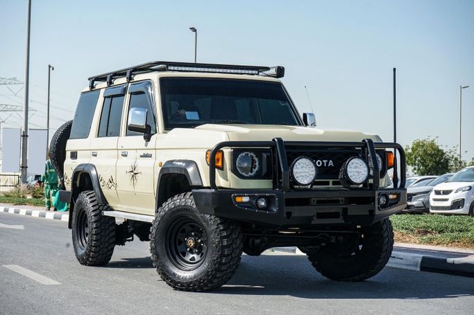 مستعملة Toyota Land Cruiser 70 Series 70 Series Facelift 1, 4.5 l, 2010 في في دبي من Greenway Motors، اللون بيج.  | AUTO.AE