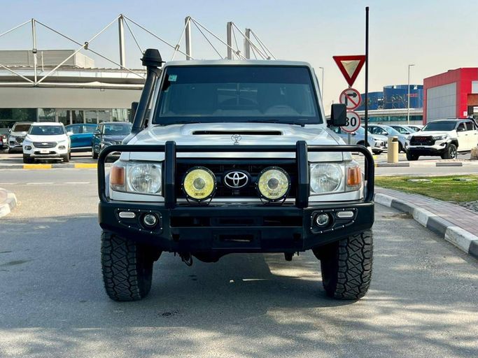 Подержанный Toyota Land Cruiser 70 Series Рестайлинг 1, 4.5 л, 2019 в Дубае от Greenway Motors Белый цвет.  | AUTO.AE