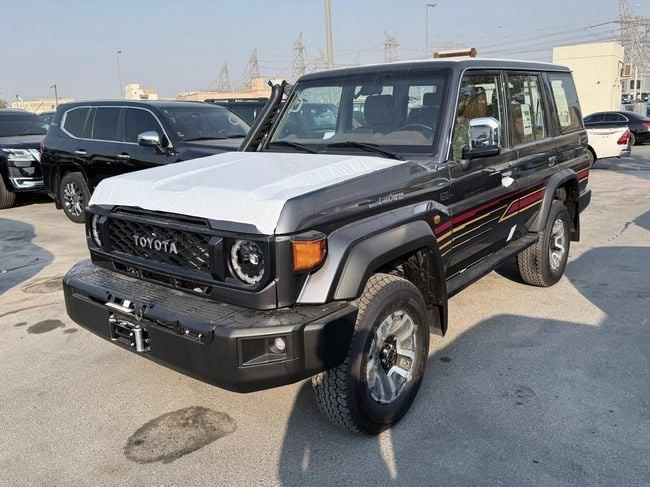 جديدة Toyota Land Cruiser 70 Series 70 Series Facelift 2, 4.0 l, 2025 في في دبي من Mursalin Motors FZCO، اللون رمادي. مواصفات الخليج | AUTO.AE