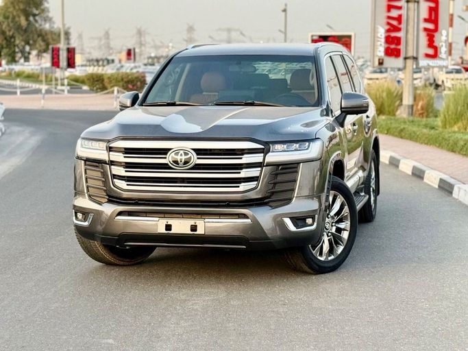 Used Toyota Land Cruiser 200 Series Facelift 1, 4.5 l, 2015 in Dubai by Humera automobile fze, Grey color. GCC Specs | AUTO.AE