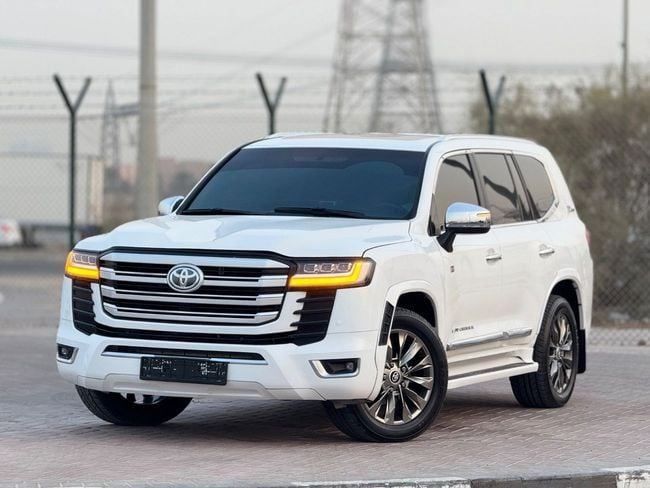 Used Toyota Land Cruiser 200 Series Facelift 1, 4.6 l, 2015 in Dubai by Humera automobile fze, White color. GCC Specs | AUTO.AE