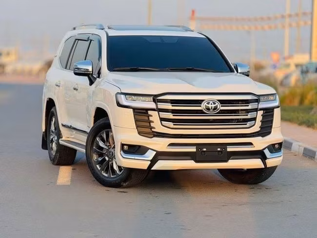 مستعملة Toyota Land Cruiser 200 Series 200 Series Facelift 2, 4.0 l, 2015 في في دبي من Humera automobile fze، اللون أبيض. مواصفات الخليج | AUTO.AE