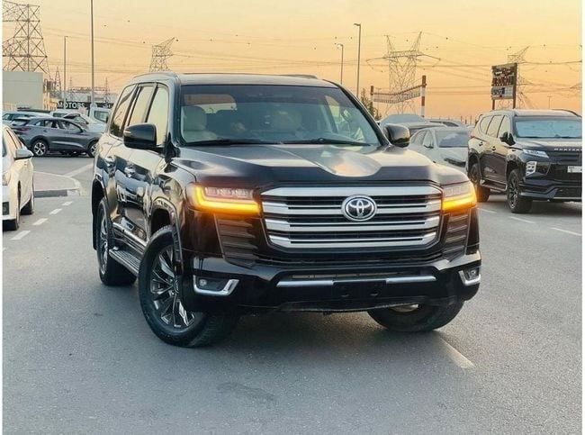 مستعملة Toyota Land Cruiser 200 Series 200 Series Facelift 2, 4.6 l, 2016 في في دبي من Humera automobile fze، اللون أسود. مواصفات الخليج | AUTO.AE