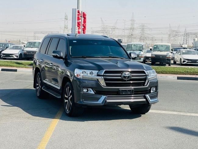 Used Toyota Land Cruiser 200 Series Facelift 2, 5.7 l, 2019 in Dubai by Humera automobile fze, Grey color. GCC Specs | AUTO.AE