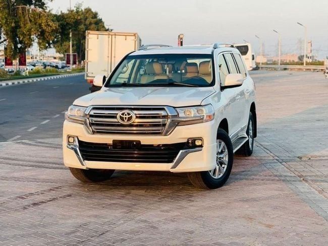 Used Toyota Land Cruiser 200 Series Facelift 2, 4.0 l, 2016 in Dubai by Humera automobile fze, White color. GCC Specs | AUTO.AE