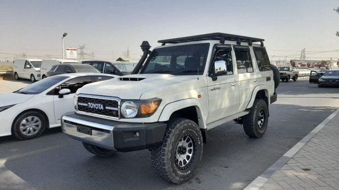 Подержанный Toyota Land Cruiser 70 Series Рестайлинг 1, 4.5 л, 2017 в Дубае от Central Motors Белый цвет.  | AUTO.AE