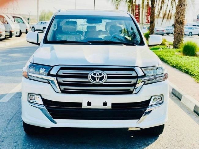 Used Toyota Land Cruiser 200 Series Facelift 2, 4.5 l, 2021 in Dubai by Humera automobile fze, White color. GCC Specs | AUTO.AE