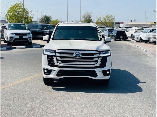 Used Toyota Land Cruiser 200 Series Facelift 1, 4.6 l, 2014 in Dubai by Humera automobile fze, White color. GCC Specs | AUTO.AE