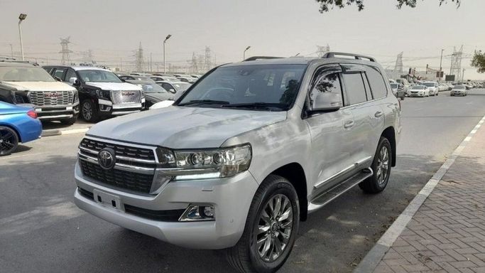 مستعملة Toyota Land Cruiser 200 Series 200 Series Facelift 2, 4.5 l, 2021 في في دبي من Central Motors، اللون فضي.  | AUTO.AE