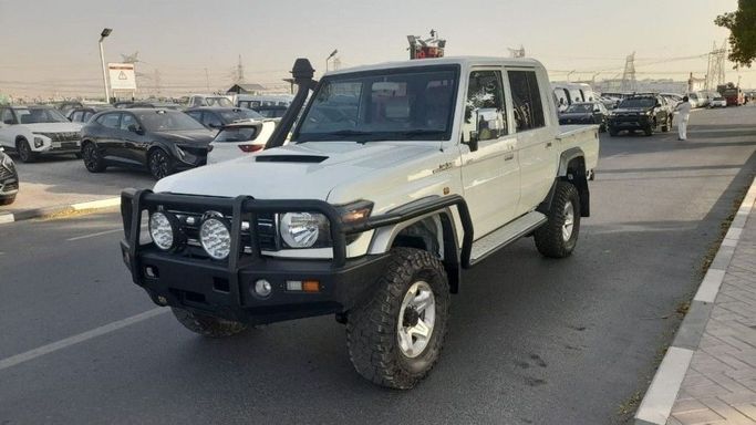 Подержанный Toyota Land Cruiser 70 Series Рестайлинг 1, 4.2 л, 2016 в Дубае от Central Motors Белый цвет.  | AUTO.AE