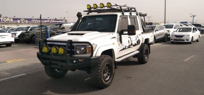 مستعملة Toyota Land Cruiser 70 Series 70 Series Facelift 1, 4.5 l, 2020 في في دبي من Central Motors، اللون أبيض.  | AUTO.AE