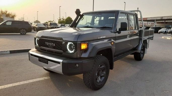 Новый Toyota Land Cruiser 70 Series Рестайлинг 2, 2.8 л, 2024 в Дубае от Central Motors Серый цвет.  | AUTO.AE