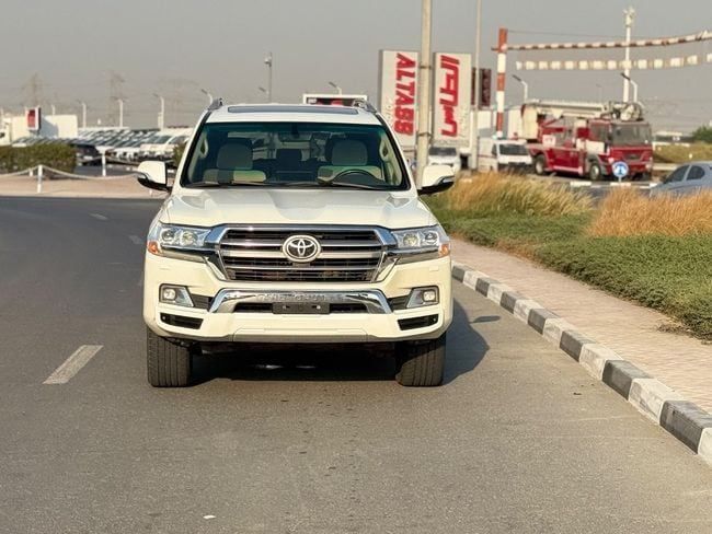 Used Toyota Land Cruiser 200 Series Facelift 2, 4.5 l, 2020 in Dubai by Humera automobile fze, White color. GCC Specs | AUTO.AE