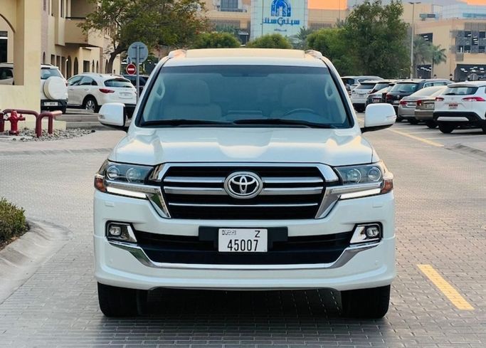 Used Toyota Land Cruiser 200 Series Facelift 2, 4.6 l, 2018 in Dubai by Humera automobile fze, White color. GCC Specs | AUTO.AE