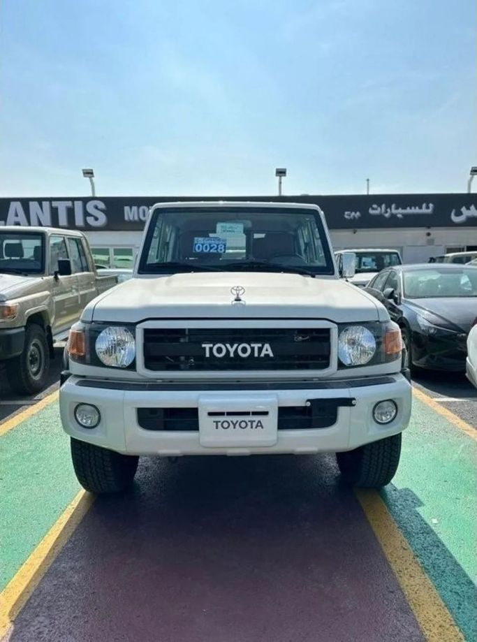 جديدة Toyota Land Cruiser 70 Series 70 Series Facelift 1, 4.0 l, 2022 في في دبي من Atlantis Motors FZE، اللون أبيض. مواصفات الخليج | AUTO.AE