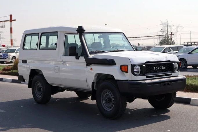 Новый Toyota Land Cruiser 70 Series Рестайлинг 2, 4.0 л, 2025 в Дубае от Empire Motors FZCO Белый цвет. GCC | AUTO.AE