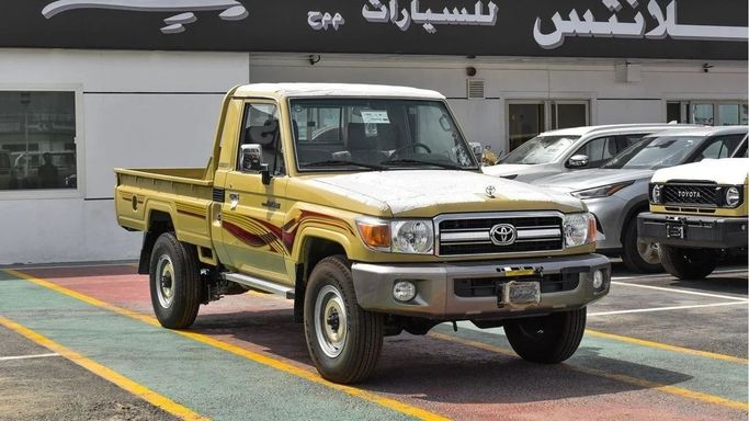 مستعملة Toyota Land Cruiser 70 Series 70 Series Facelift 1, 4.5 l, 2008 في في دبي من Atlantis Motors FZE، اللون بيج. مواصفات الخليج | AUTO.AE