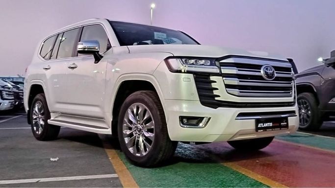 Новый Toyota Land Cruiser 300 Series, 4.0 л, 2022 в Дубае от Atlantis Motors FZE Белый цвет. GCC | AUTO.AE