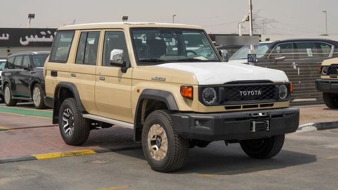 Новый Toyota Land Cruiser 70 Series Рестайлинг 2, 2.8 л, 2025 в Дубае от Atlantis Motors FZE Бежевый цвет. GCC | AUTO.AE