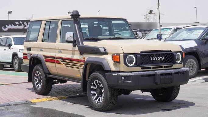 Новый Toyota Land Cruiser 70 Series Рестайлинг 2, 4.0 л, 2025 в Дубае от Atlantis Motors FZE Бежевый цвет. GCC | AUTO.AE
