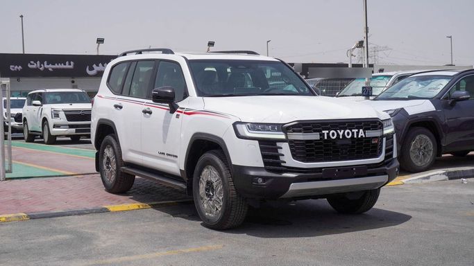 Новый Toyota Land Cruiser 300 Series, 3.4 л, 2025 в Дубае от Atlantis Motors FZE Белый цвет. GCC | AUTO.AE