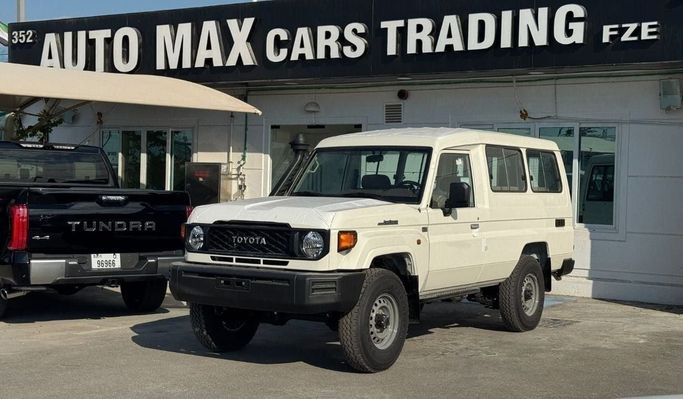 Новый Toyota Land Cruiser 70 Series Рестайлинг 2, 4.0 л, 2025 в Дубае от Auto Max Cars Trading FZe Белый цвет. GCC | AUTO.AE