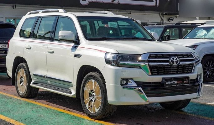 جديدة Toyota Land Cruiser 200 Series 200 Series Facelift 2, 5.7 l, 2021 في في دبي من Atlantis Motors FZE، اللون أبيض. مواصفات الخليج | AUTO.AE