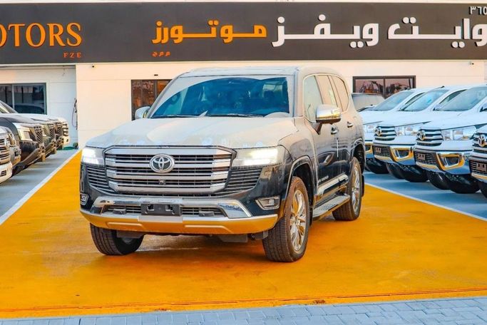 Новый Toyota Land Cruiser 300 Series, 3.4 л, 2024 в Дубае от White Waves Motors Fze Черный цвет. GCC | AUTO.AE