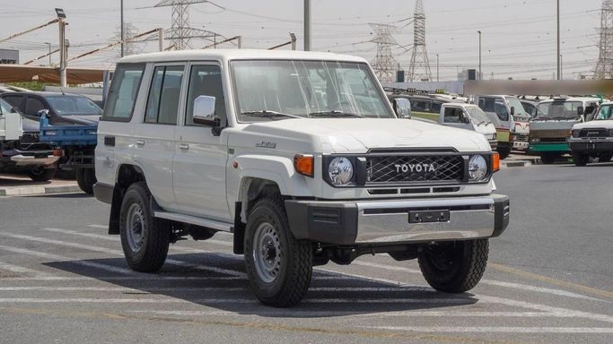 Новый Toyota Land Cruiser 70 Series Рестайлинг 2, 0.1 л, 2025 в Дубае от GT MOTORS Белый цвет. GCC | AUTO.AE